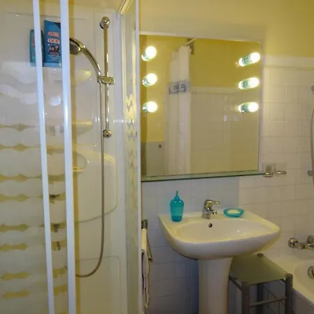 Apartment 1er Etage Avec Parking, Proche Et Commerces, - Fr-1-335-165