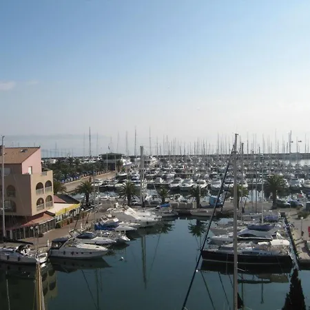 Apartman 1er Etage Avec Parking, Proche Et Commerces, - Fr-1-335-165 *