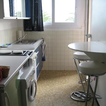 1er Etage Avec Parking, Proche Et Commerces, - Fr-1-335-165 * Hyeres