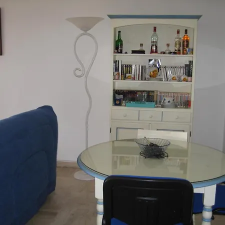 Apartment 1er Etage Avec Parking, Proche Et Commerces, - Fr-1-335-165 *
