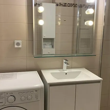 Apartamento 1er étage Avec Parking, Proche Et Commerces, - Fr-1-335-165